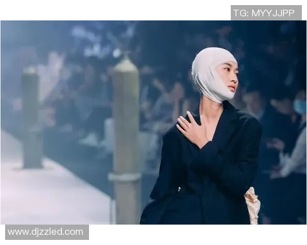 球星风采与化妆艺术的碰撞：从足球场到时尚圈的跨界融合探索